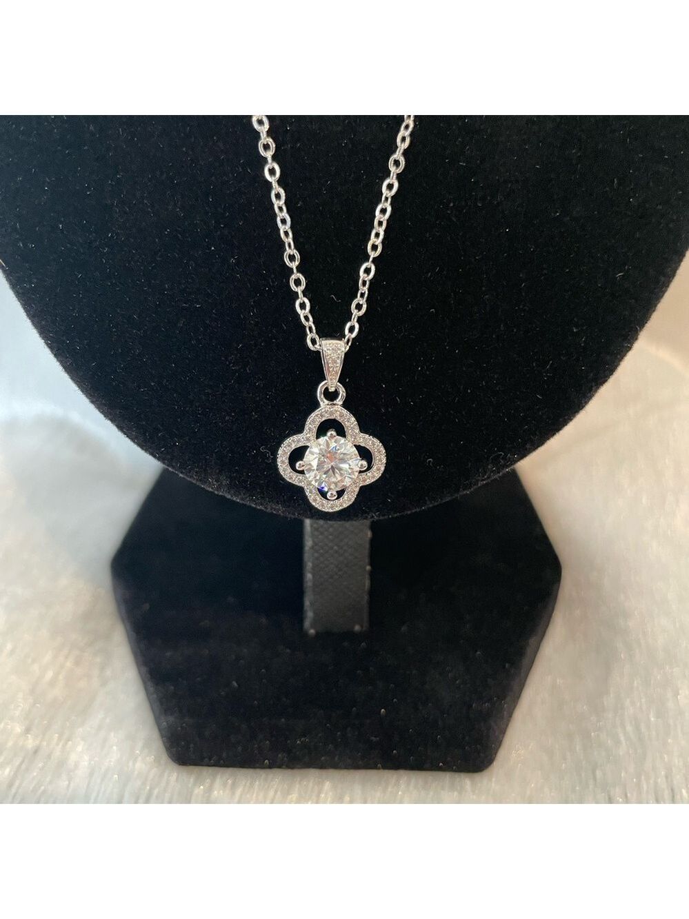 1.0 ct 925 sterling silver Moissanite clover shaped pendant necklace - Picture 2 of 4